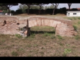 04550 ostia - regio i - insula xiv - caseggiato (i,xiv,7) - bogen an der suedseite - oestlich - 09-2023.jpg